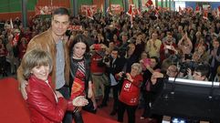El candidato a la Secretaría General del PSOE Pedro Sánchez (c), acompañado de la diputada asturiana Adriana Lastra (d), que coordina su candidatura, y la senadora María Luisa Carcedo (i), durante el acto de campaña celebrado en Gijón