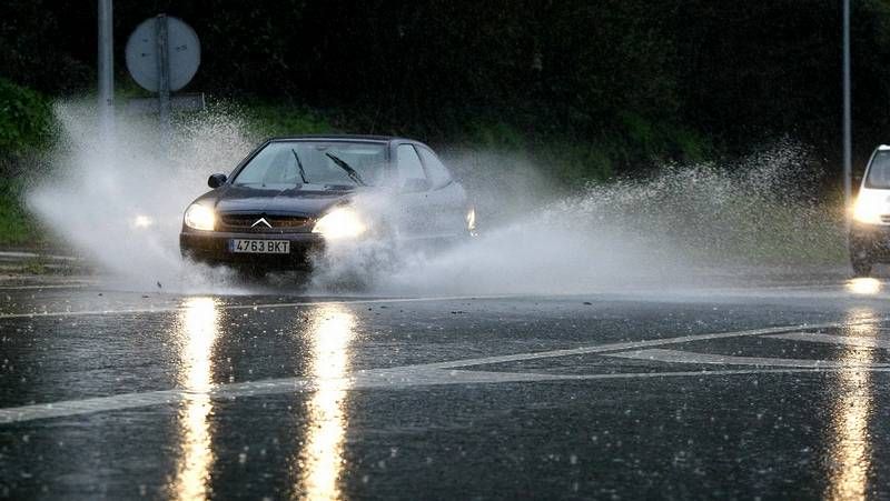 Vecinos y concejales se concentraron ante la urbanizaci�n de Cima da Agra.