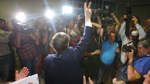 Abel Caballero celebra el resultado electoral en la noche de los comicios