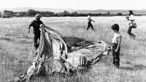 Prcticas de paracaidismo en el aerdromo de Rozas en 1983