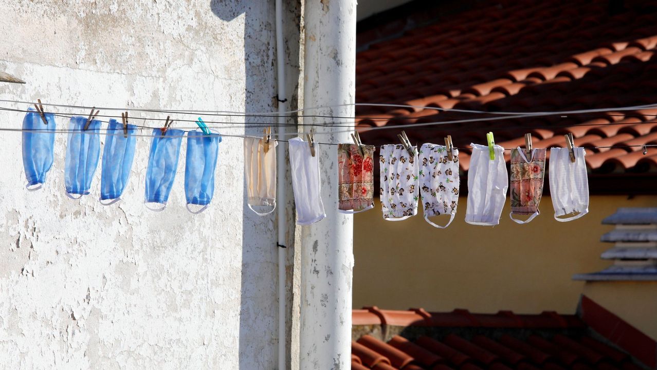 Los camioneros de Castrill�n animan el confinamiento a ritmo de claxon.Los trabajadores de Urgencias del Hospital Central de Asturias ( HUCA ) en Oviedo agradecen las muestras de apoyo de la ciudad. 