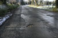 La gravilla de las obras de Santaia ha provocado varios accidentes en la va, que ya presenta baches