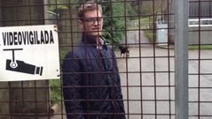 Diego en el refugio de animales de bando intentando recuperar a su perro Leoncio