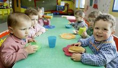 Nios de una escuela infantil comiendo juntos