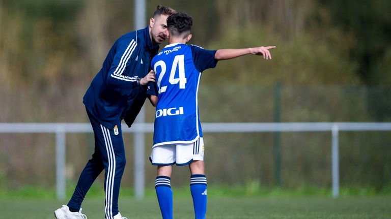 Carlos Suárez, mientras le da instrucciones a un futbolista del cadete B