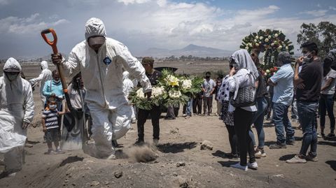 Mexicanos acuden al funeral de sus familiares fallecidos a causa del coronavirus