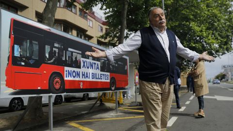El alcalde de Oleiros y aspirante a la reeleccin, ngel Garca Seoane, protesta por el transporte con A Corua