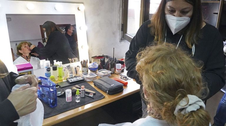 La actriz María Vázquez, en manos de los profesionales del maquillaje, antes de incorporarse al rodaje de «Matria».