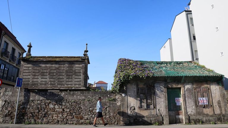 <span lang="gl">O histórico e polémico hórreo do pai de Castelao, en venda por 300.000 euros</span>