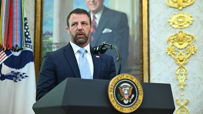 Mullin busca distanciarse de Noem en su toma de posesión al frente de interior