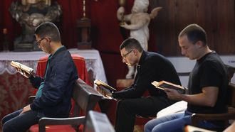 Jvenes seminaristas orando juntos en Santiago entre clase y clase