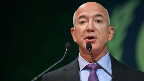 JEFF BEZOS. El fundador del gigante del comercio electrónico Amazon ha perdido en estos primeros seis meses del año 65.300 millones de dólares (62.681 millones de euros). A pesar de ello, su fortuna se mantiene en los 127.000 millones de dólares.