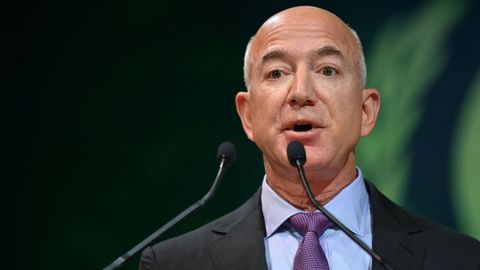 JEFF BEZOS. El fundador del gigante del comercio electrnico Amazon ha perdido en estos primeros seis meses del ao 65.300 millones de dlares (62.681 millones de euros). A pesar de ello, su fortuna se mantiene en los 127.000 millones de dlares. 