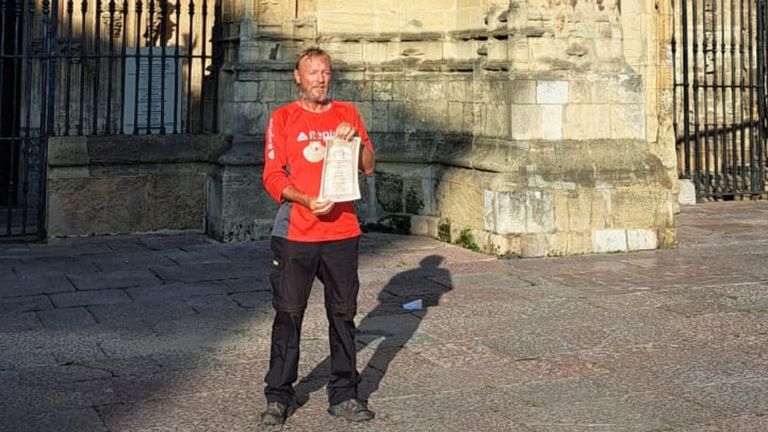 El valenciano Alberto Castelló de Pereda, ante la Catedral de San Salvador de Oviedo donde recibió «La Salvadora»