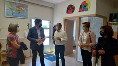 El delegado de la Xunta, junto al alcalde (en el centro), en la visita al colegio de Bveda