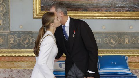El rey Felipe felicita a su hija, la princesa Leonor, tras imponerle el Collar de la Orden de Carlos III, en un acto celebrado en el sal�n de Carlos III del Palacio Real, tras la jura de la Constituci�n