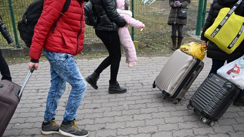 Imagen de la población ucraniana cruzando la frontera con Polonia