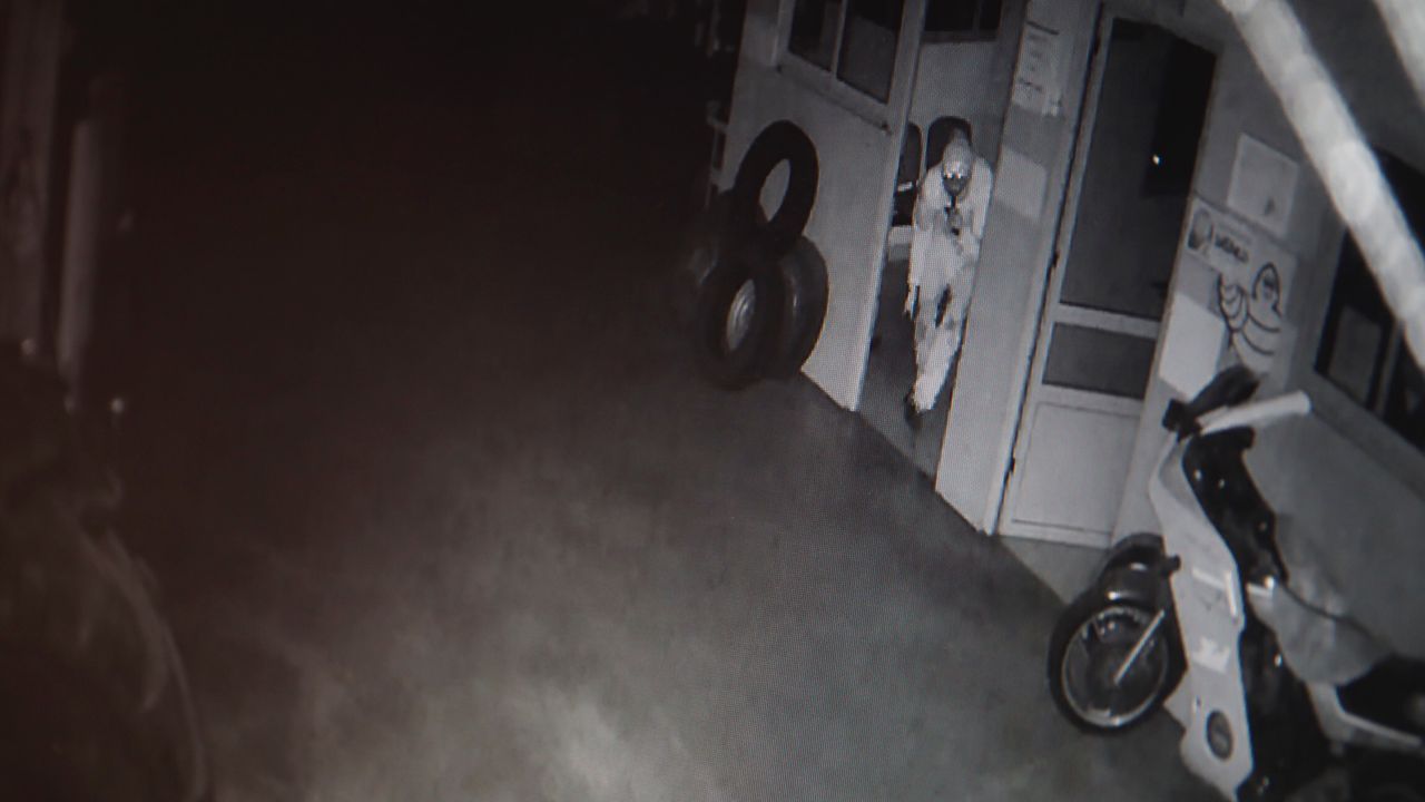 V�deo de una c�mara de seguridad en la que se ve una persona entrando a robar en una empresa de neum�ticos de Meira.Lugo celebra la Feira do Mel en la Praza da Soidade