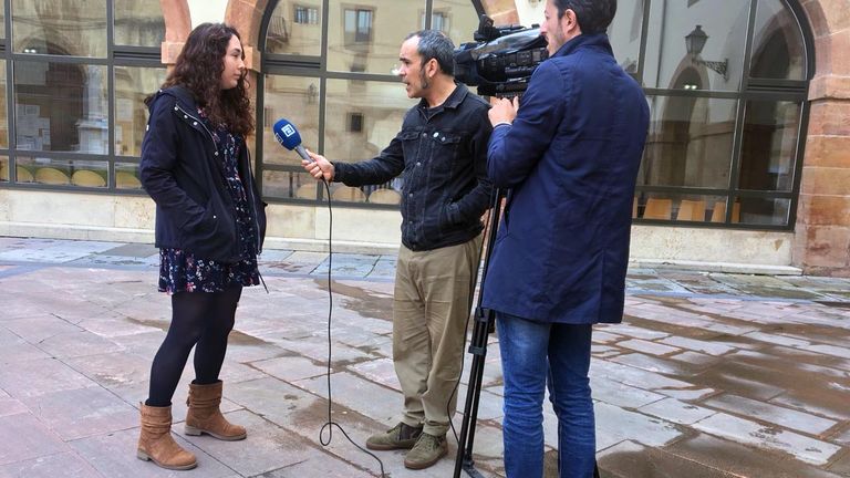 Una de las portavoces de la Asamblea por el Futuro de la Investigación en Asturias atiende a los medios