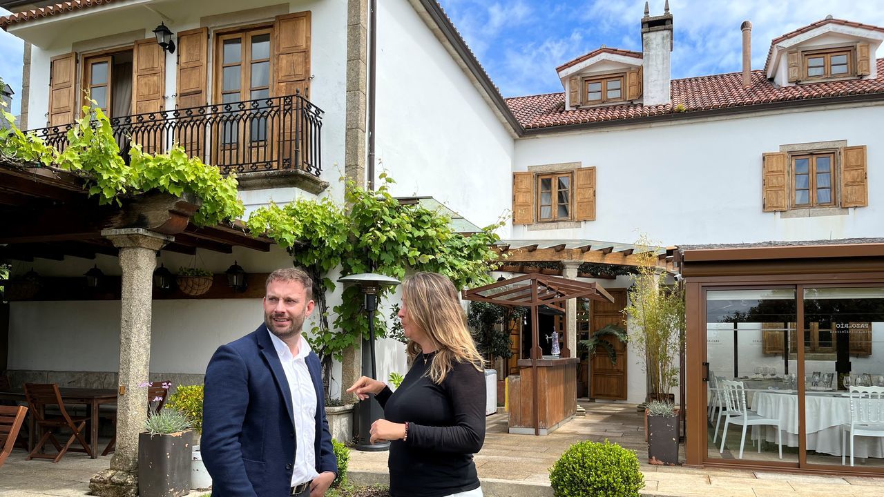 Labirinto De Breoghn.Mara del Carmen Gonzlez, Jos Manuel Baltar y Vctor Cobo, en uno de los lagos artificiales de Casaio, en Carballeda de Valdeorras