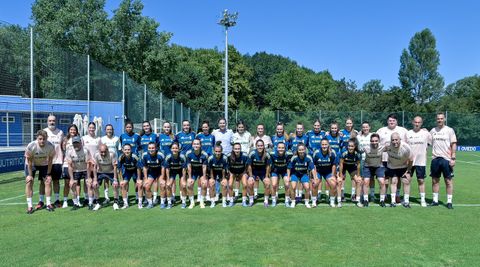 Foto de familia del Real Oviedo femenino en el inicio de la pretemporada