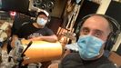 En pandemia. Miguel Oso Rodrguez, percusionista de Santa Cecilia, y Juan de Dios Martn, grabando el disco en el 2020.