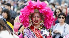 Una carnavalera disfrada de miss en el desfile de este martes en Vigo