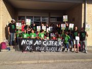 Ni�os y padres han protagonizado una protesta a las puertas del centro