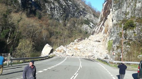 Un desprendimiento de rocas deja incomunicado el concejo asturiano de Caso