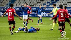 Edgar, con Tejera en el suelo, protesta al �rbitro durante el Oviedo-Logro��s