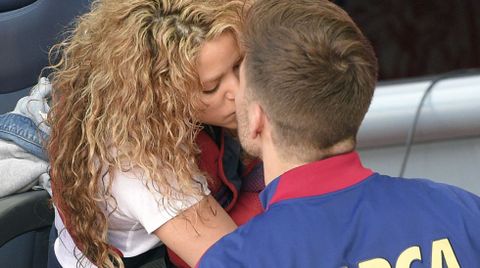 Piqu besa a Shakira antes del Bara-Valencia.