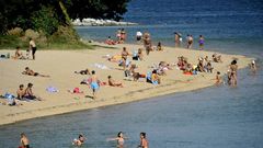 Gente bandose en la playa de Caranza, donde se ha prohibido el bao