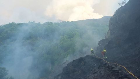 El incendio afecta a una zona situada en el lmite entre los municipios de Folgoso do Courel, O Incio y Samos