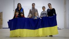 De izquierda a derecha: Anna, voluntaria de AGA-Ucraina, junto a Violeta, acompaada de sus hijos y sobrinos, y Natalia con su hijo