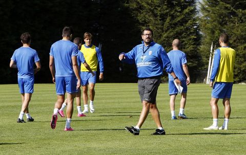 Iaki Alonso imparte consignas en el campo de entrenamiento de San Lzaro. 