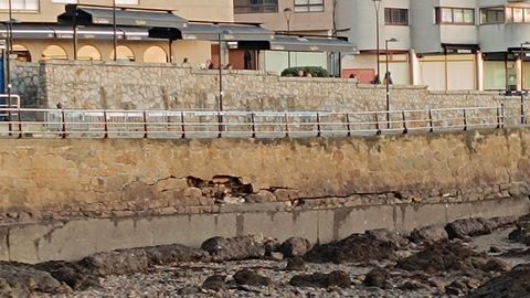 Imagen de los daños sufridos en una las paredes del acceso al puerto de Santa Cruz