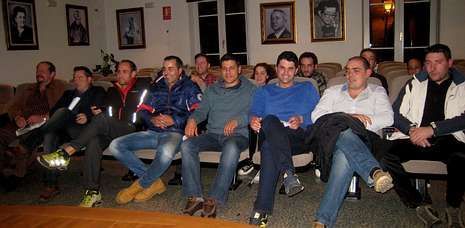 La reuni�n de los empresarios con el edil Manuel Sangil se celebr� en el sal�n de plenos de Sarria.