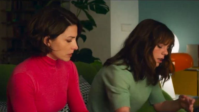 Intensidad, emoción y misterio en las primeras imágenes de «Amarga Navidad» de Almodóvar