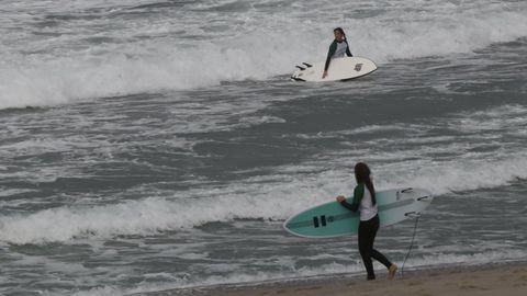 Surfistas esta mañana en A Coruña