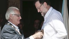 Manuel Castelo, en agosto del 2015, impone al entonces presidente del Gobierno, Mariano Rajoy, impone la medalla de caballero de la real orden de la alquitara del aguardiante de Portomarn