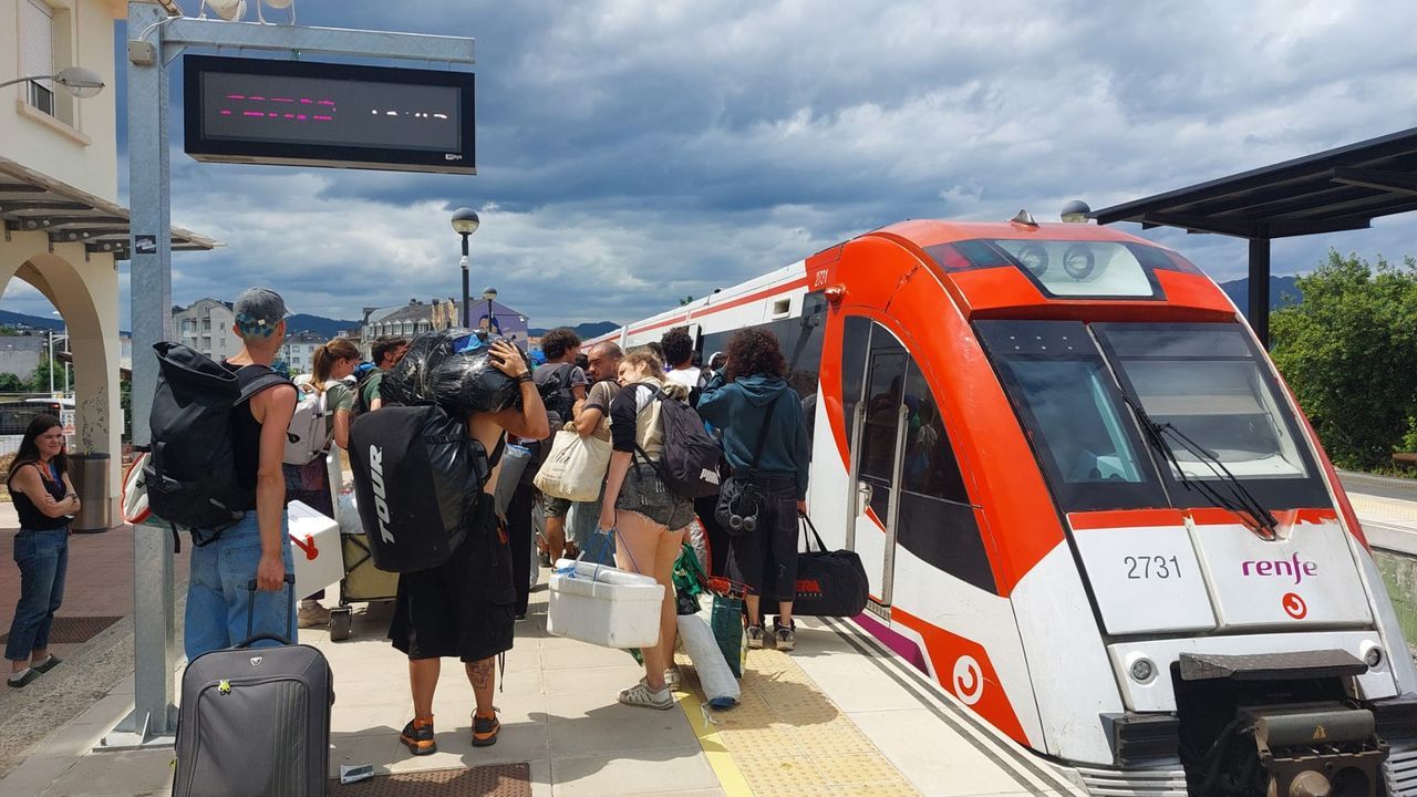 La experiencia de los turistas en la pasarela vicedense.Un grupo de festivaleros a punto de subirse al tren, ayer a mediod�a en la estaci�n de Ortigueira
