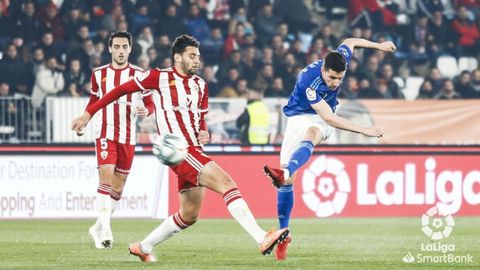 Omar Ramos dispara a puerta ante el Almera