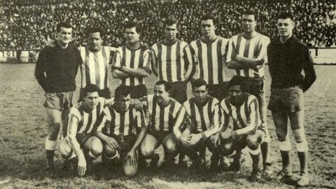 Amancio, segundo por la izquierda en la fila de abajo, posa con el equipo antes de un partido contra el Valladolid en Segunda Divisi�n.