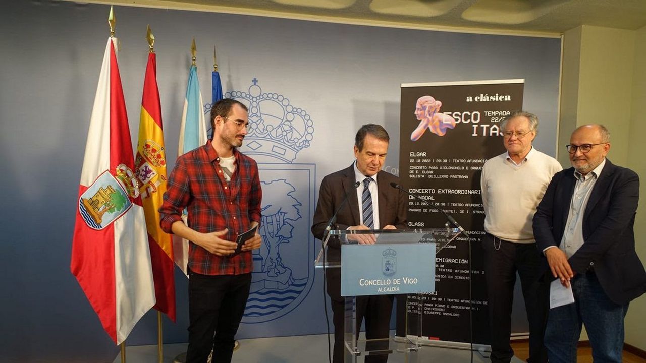 Turistas bajo la lluvia en Pontevedra.Luis Carballo, do Seminario, e Carme Fouces, presentaron este luns os concertos Jazz no Principal