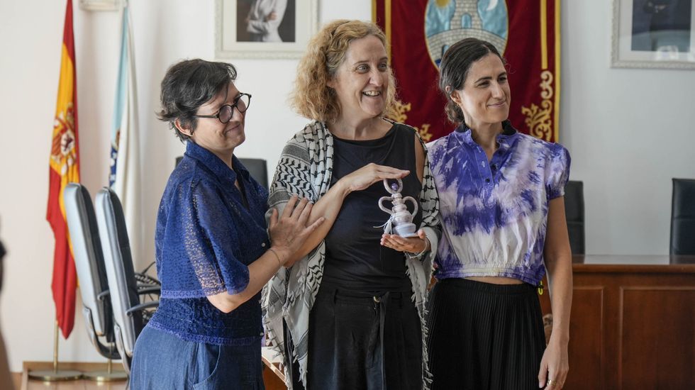 Paula Carballeira coas directoras da MIT, Sabela Mendoza e Gena Baamonde.