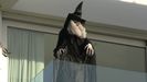 La bruja que Shakira colocó en su balcón, en dirección a la casa de los padres de Piqué.