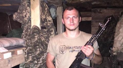 Zozulya posa con un arma de fuego en Ucrania