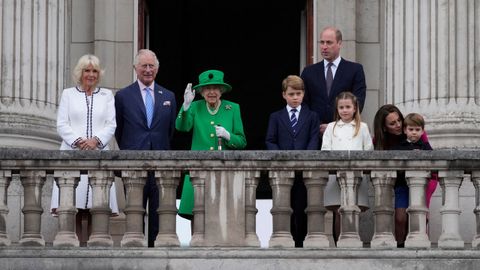 Jubileo de platino. La duquesa de Cornwall, el príncipe Carlos, Isabel II, el príncipe George, el príncipe Guillermo, la princesa Charlotte, el príncipe Louis y la duquesa de Cambridge, este domingo en el balcón del palacio de Buckingham en la clausura de los festejos por los 70 años de Isabel II en el trono británico.
