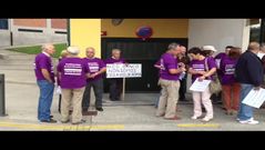 Afectados por las preferentes se concentran ante la oficina del Instituto Galego de Consumo en Santiago