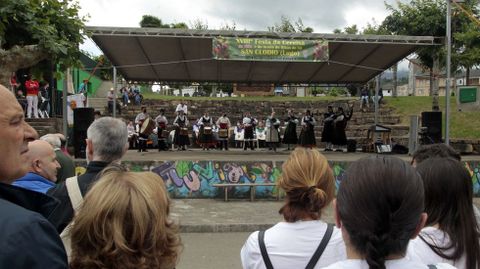 Este domingo actuaron los grupos folclóricos de Falcatrueiros, de Monterroso, en el recinto de la Festa da Cereixa e o Aceite de Ribas de Sil